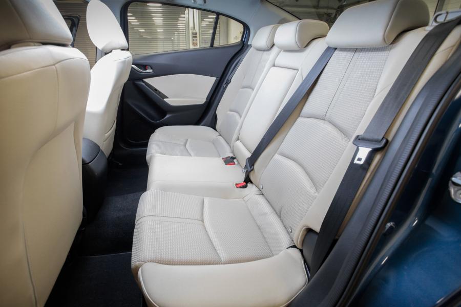 Интерьер Mazda3 Sedan 2016 года  (WW) (фото 26 из 37)